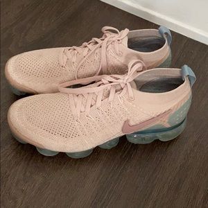 Pale pink nike vapor max